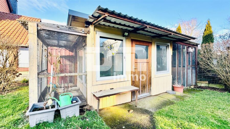 Schöne Doppelhaushälfte mit Nebengebäude, Garage und angelegtem Gartenbereich - Gartenhaus / Voliere